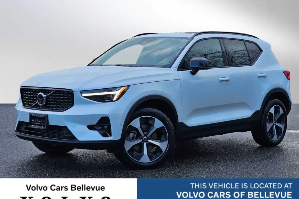 2025 Volvo XC40 Plus photo 1
