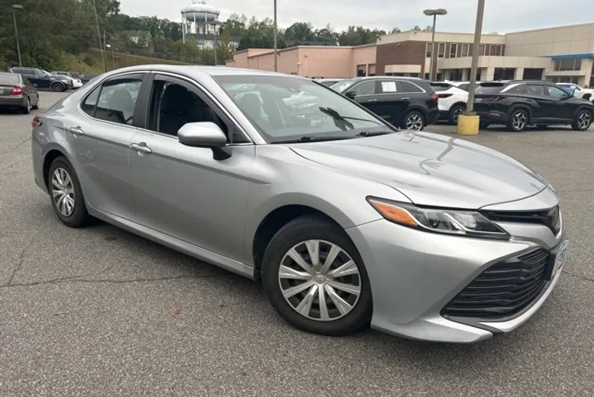 2018 Toyota Camry LE photo 1