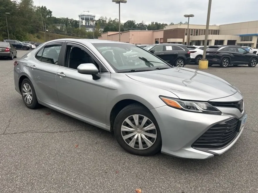 2018 Toyota Camry LE photo 1