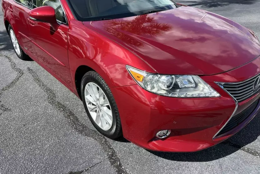 2014 Lexus ES 300h photo 1