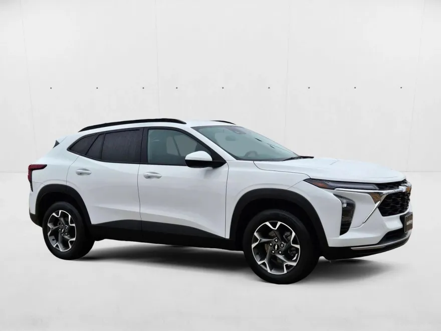 2024 Chevrolet Trax LT photo 1