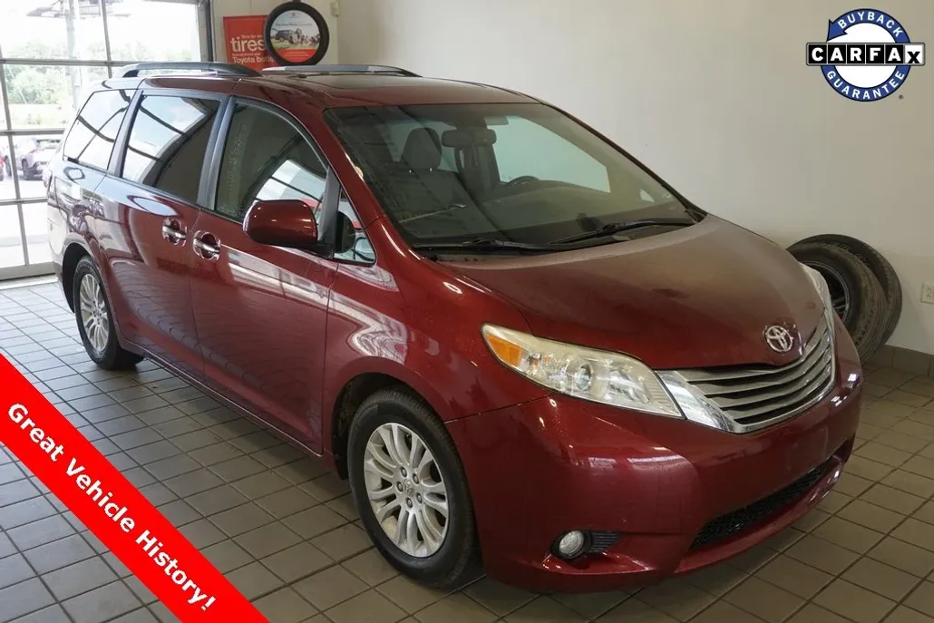 2017 Toyota Sienna XLE photo 1