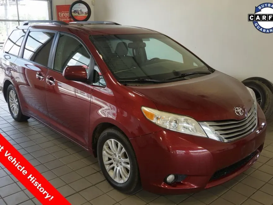 2017 Toyota Sienna XLE photo 1