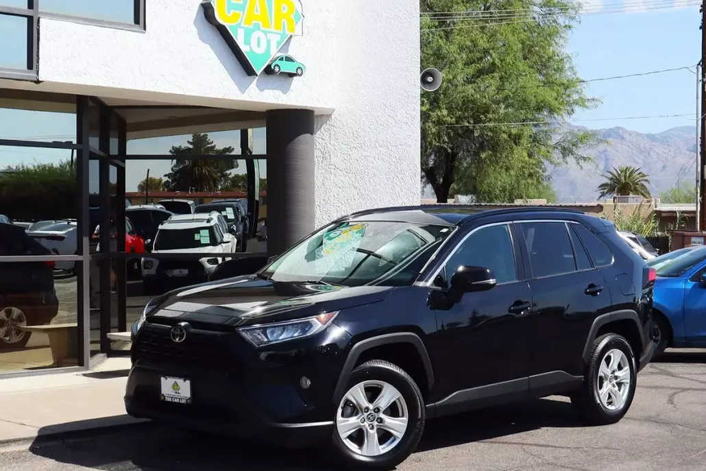 2021 Toyota RAV4 XLE photo 1