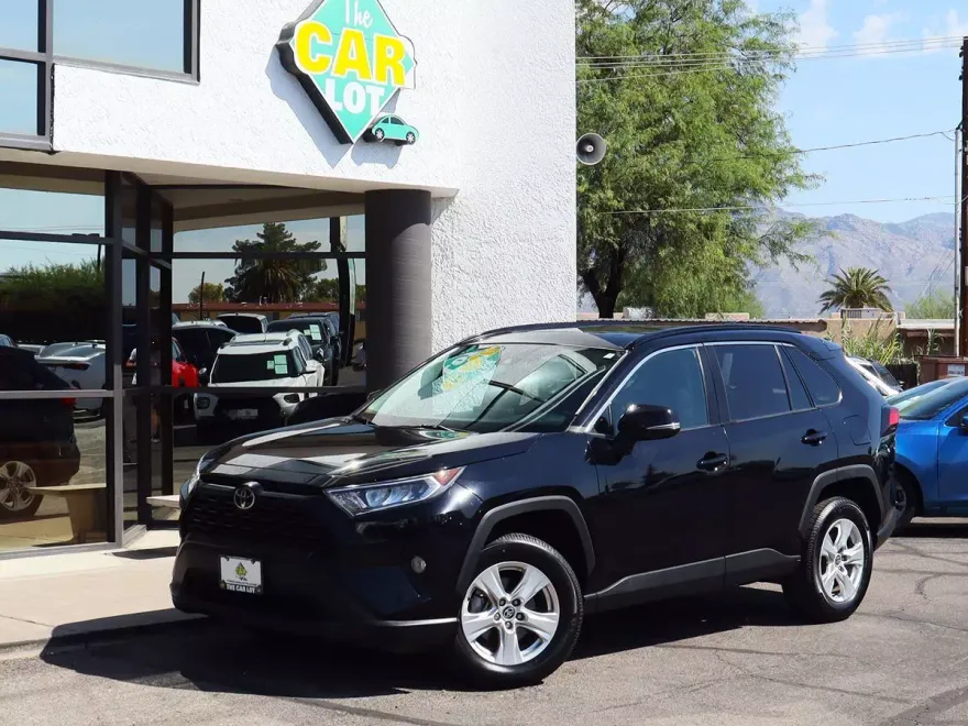 2021 Toyota RAV4 XLE photo 1