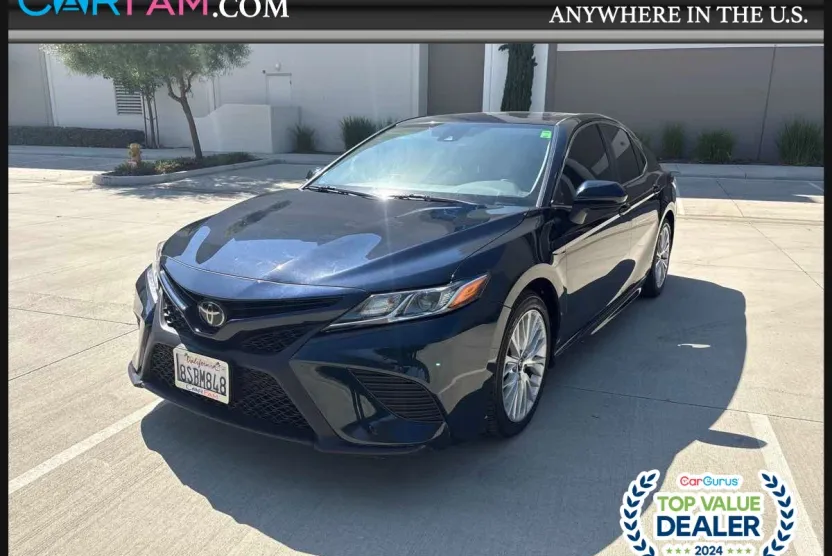 2020 Toyota Camry SE photo 1