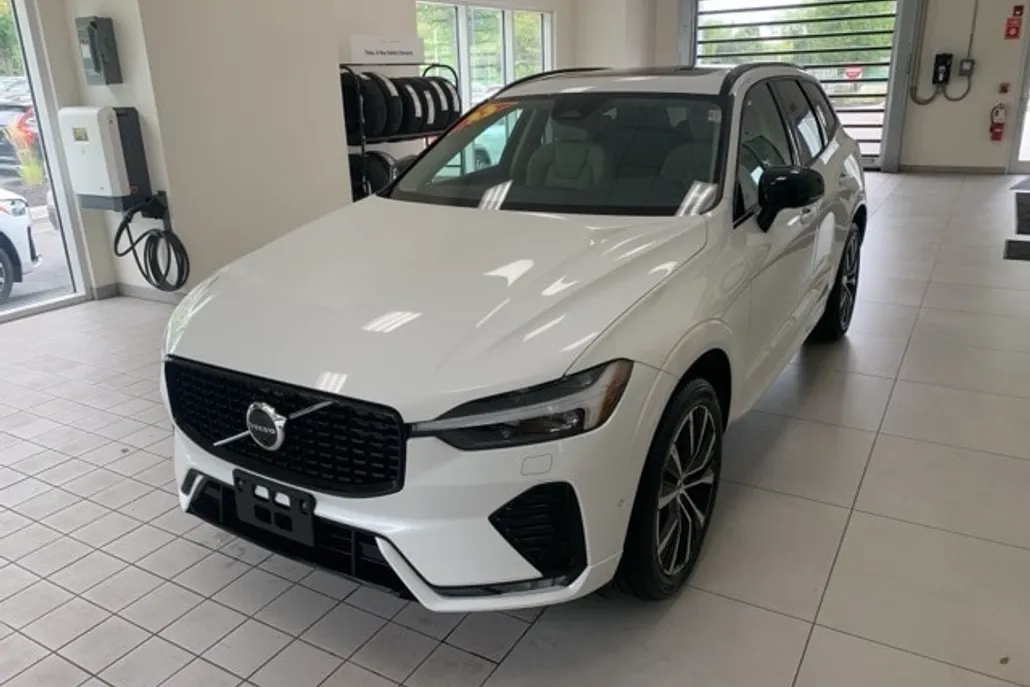 2023 Volvo XC60 B5 Plus photo 1