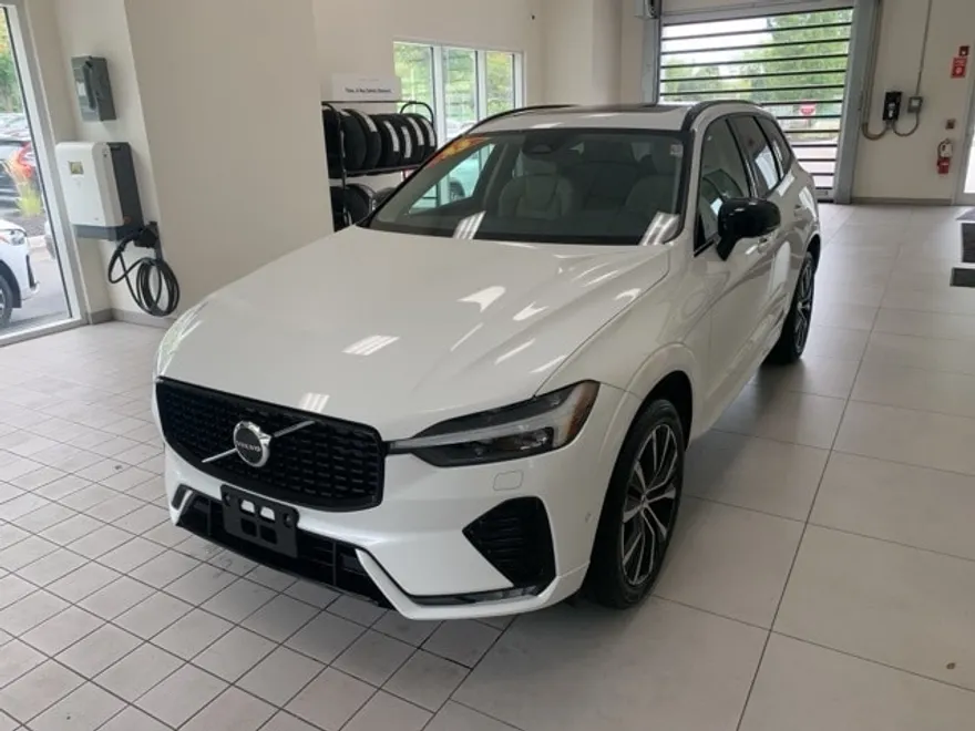 2023 Volvo XC60 B5 Plus photo 1