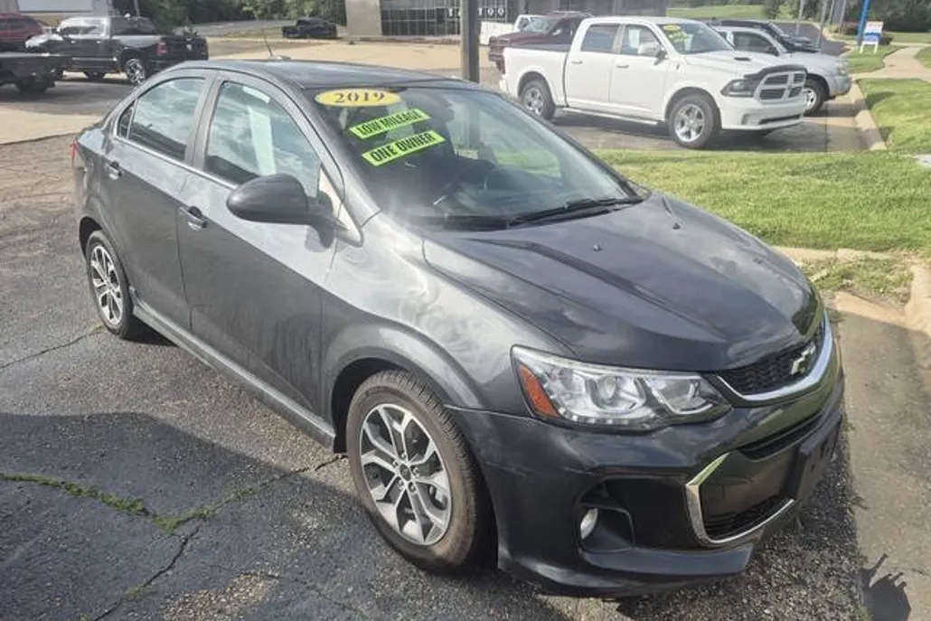 2019 Chevrolet Sonic LT photo 1