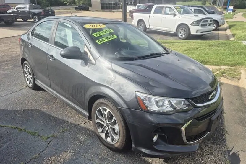 2019 Chevrolet Sonic LT photo 1