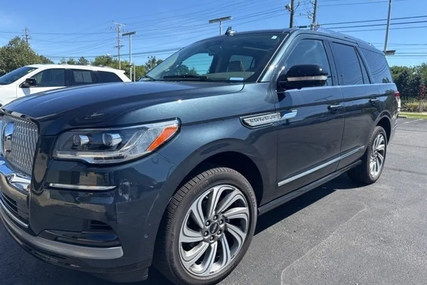 2022 Lincoln Navigator Standard photo 1
