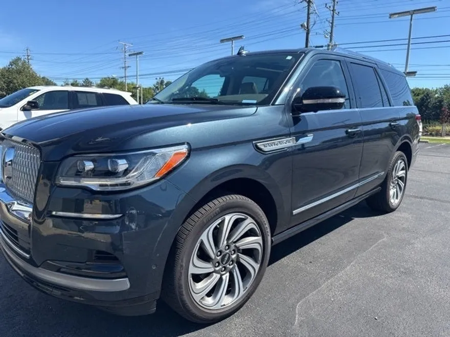 2022 Lincoln Navigator Standard photo 1