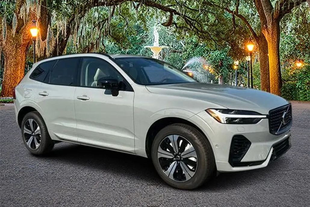 2025 Volvo XC60 T8 Plus photo 1