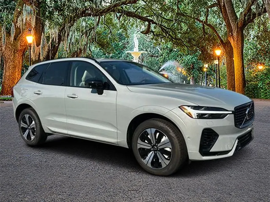 2025 Volvo XC60 T8 Plus photo 1