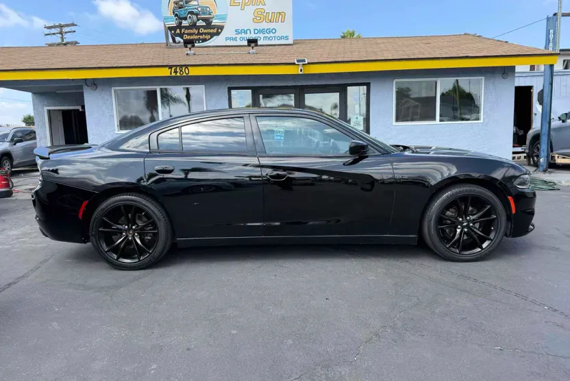 2018 Dodge Charger SXT photo 1