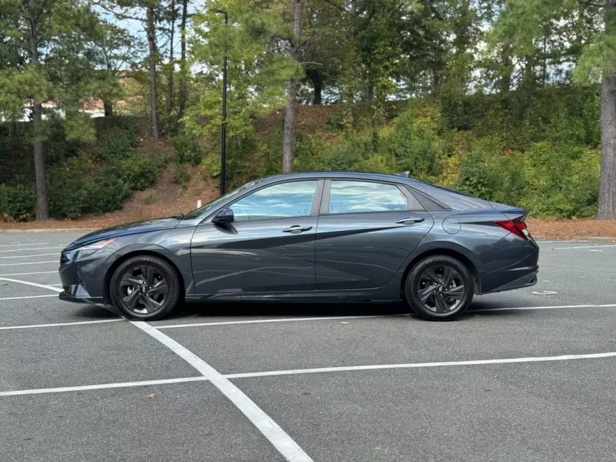 2022 Hyundai Elantra SEL Convenience photo 1
