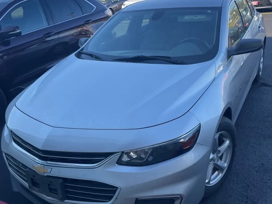 2016 Chevrolet Malibu LS photo 1