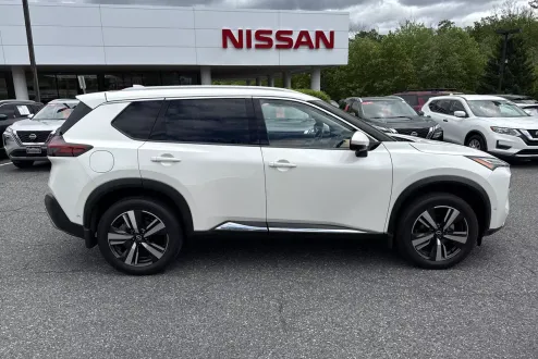 2022 Nissan Rogue Platinum photo 2