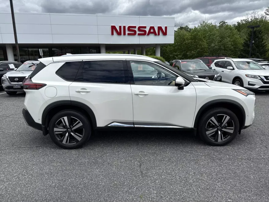 2022 Nissan Rogue Platinum photo 2