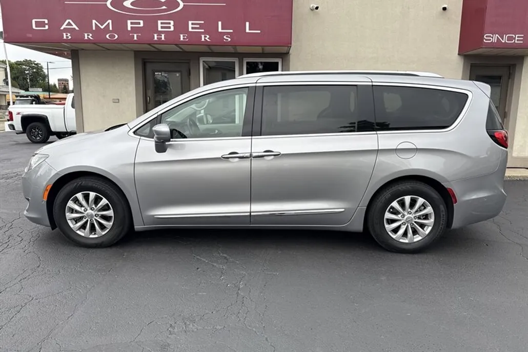 2018 Chrysler Pacifica Touring L photo 1