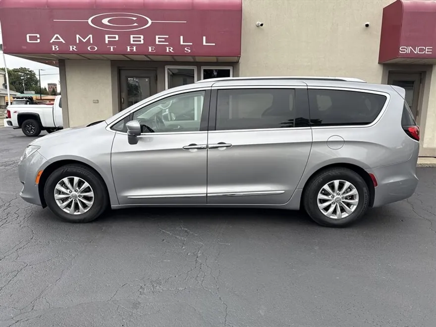 2018 Chrysler Pacifica Touring L photo 1