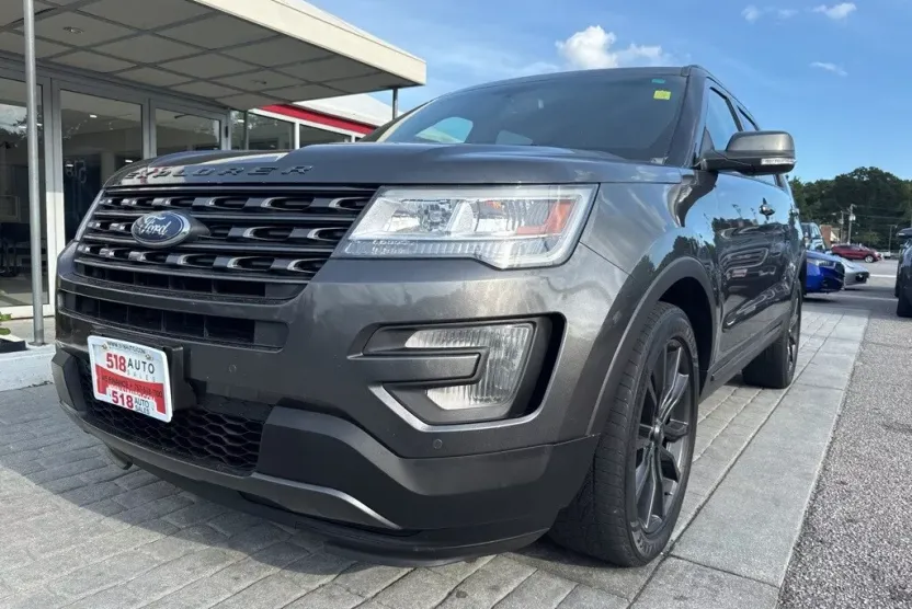 2017 Ford Explorer XLT photo 1