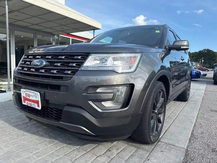 2017 Ford Explorer XLT photo 1