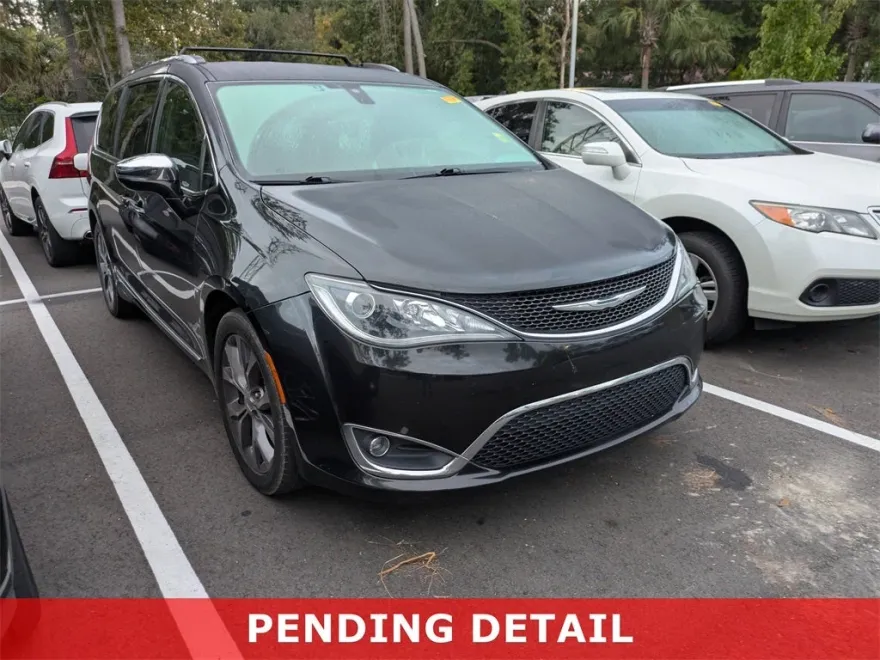 2017 Chrysler Pacifica Limited photo 1