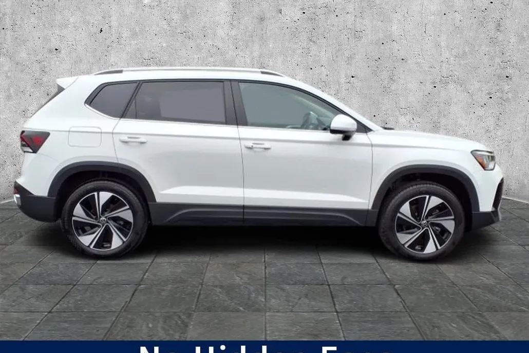 2025 Volkswagen Taos SE photo 1