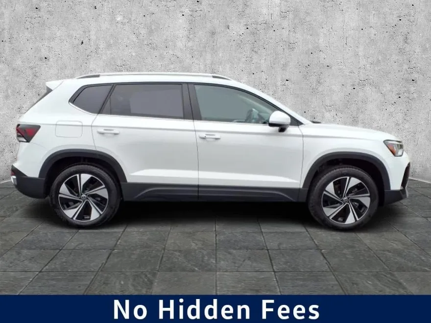 2025 Volkswagen Taos SE photo 1