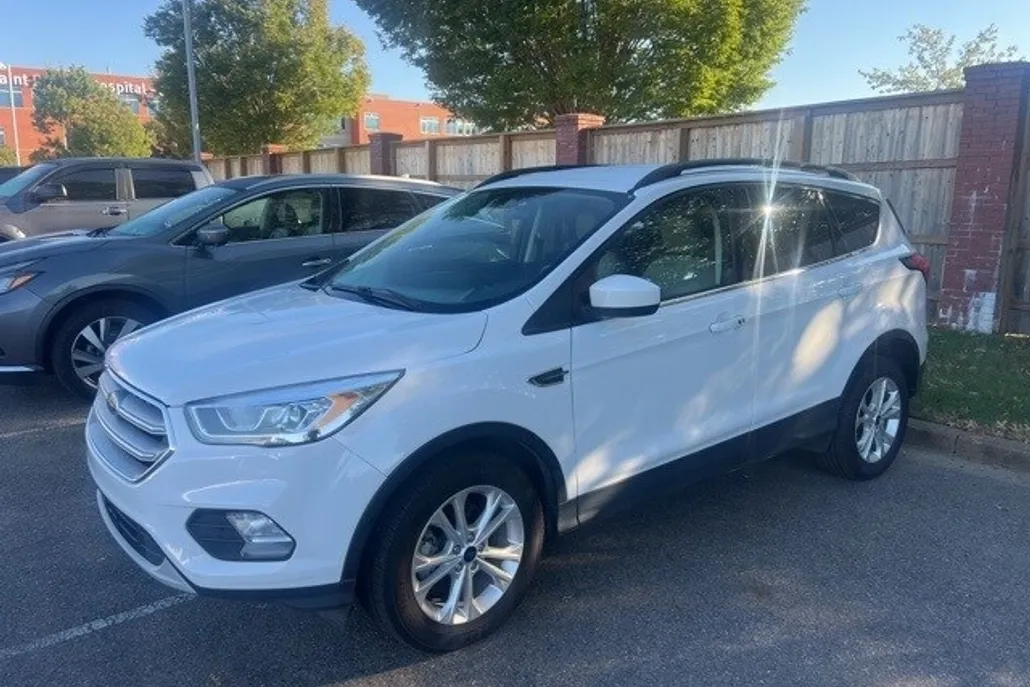 2019 Ford Escape SEL photo 1