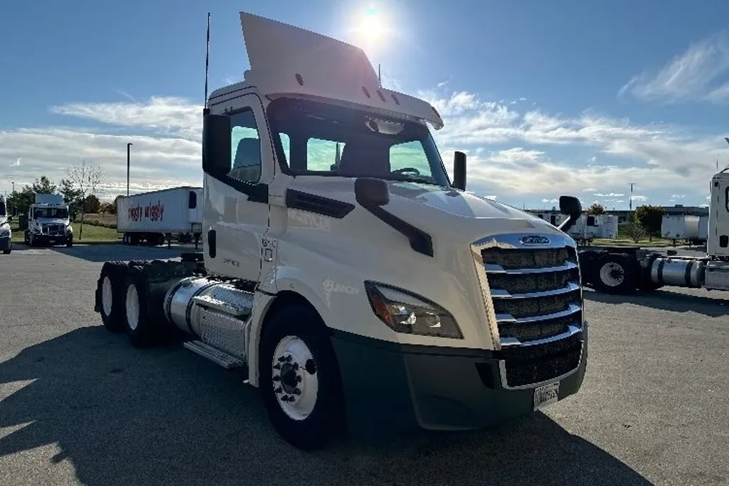 2018 Freightliner Cascadia 126" Day cab photo 1