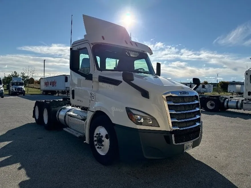 2018 Freightliner Cascadia 126" Day cab photo 1