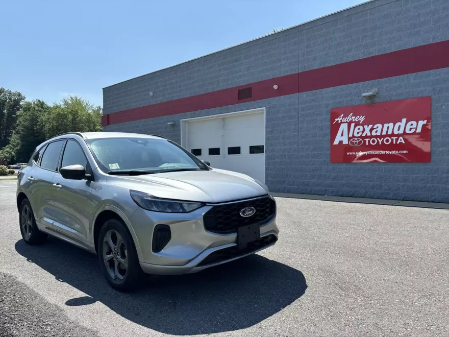 2023 Ford Escape ST-Line photo 1
