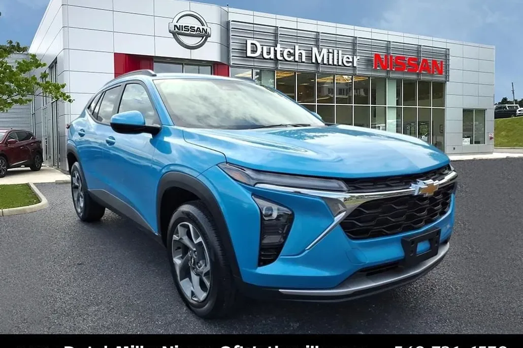 2025 Chevrolet Trax LT photo 1