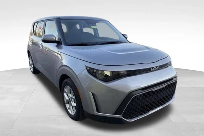 2023 Kia Soul LX photo 1