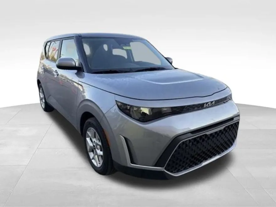 2023 Kia Soul LX photo 1