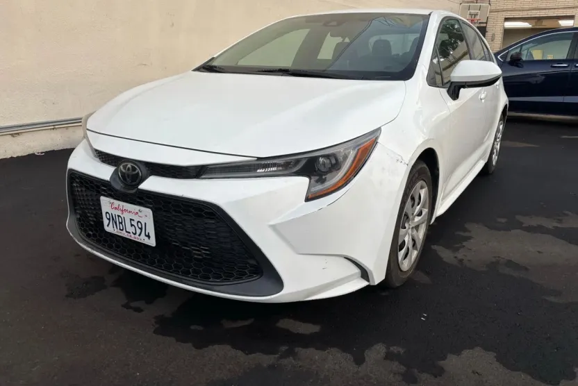 2021 Toyota Corolla LE photo 1