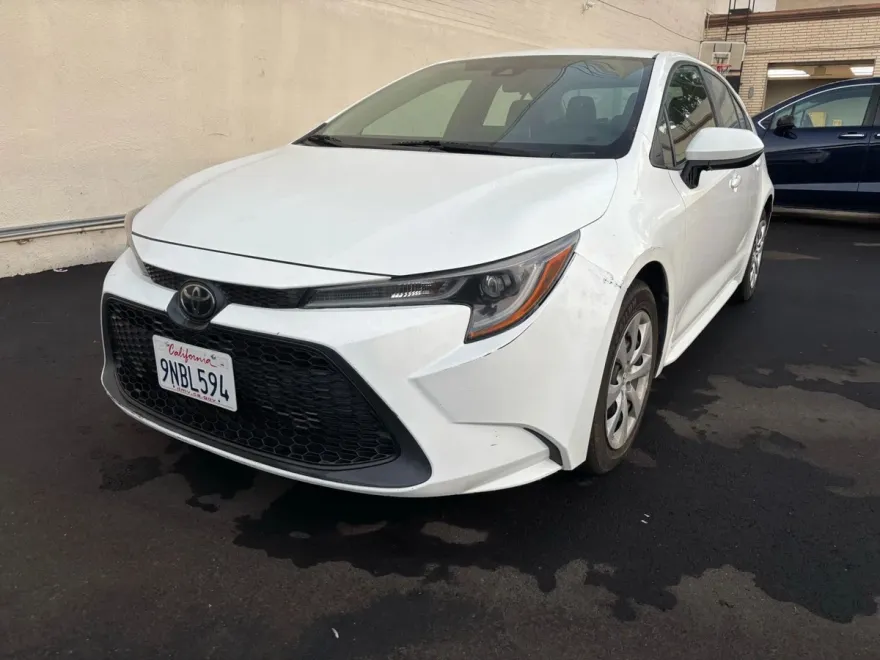 2021 Toyota Corolla LE photo 1