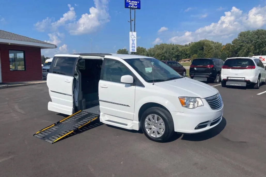 2016 Chrysler Town & Country Touring photo 1