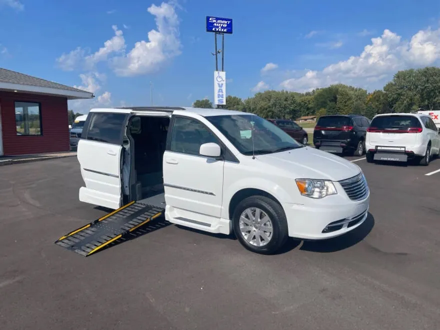 2016 Chrysler Town & Country Touring photo 1