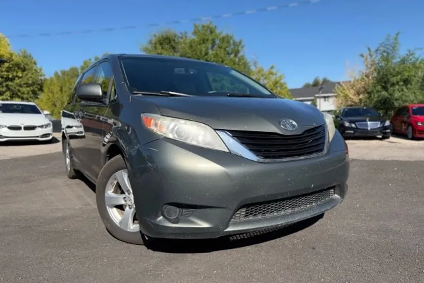 2011 Toyota Sienna LE photo 1