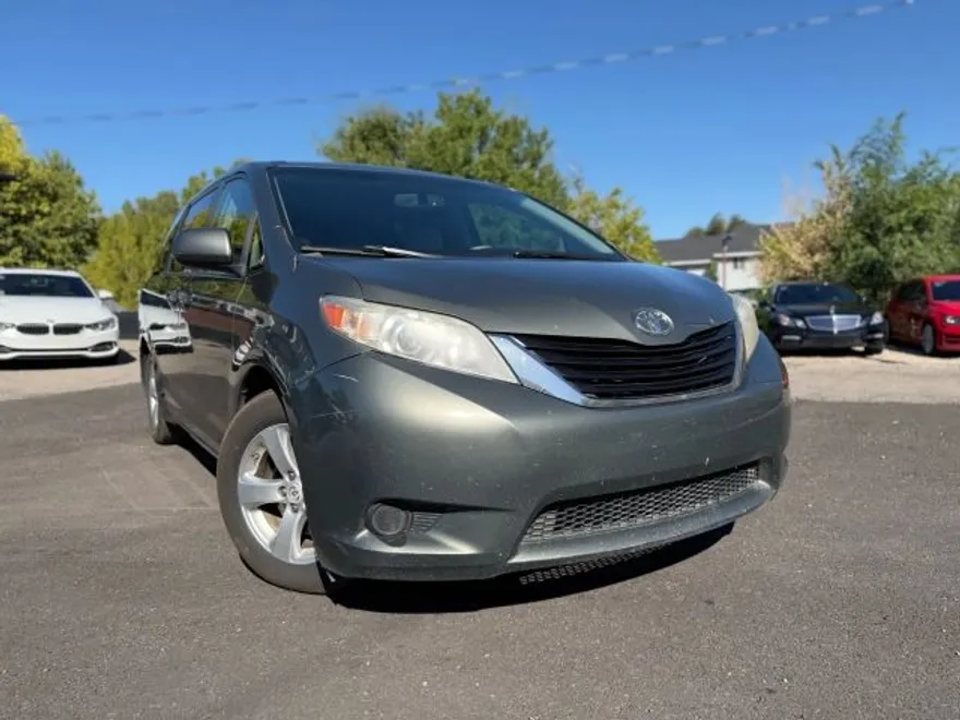 2011 Toyota Sienna LE photo 1