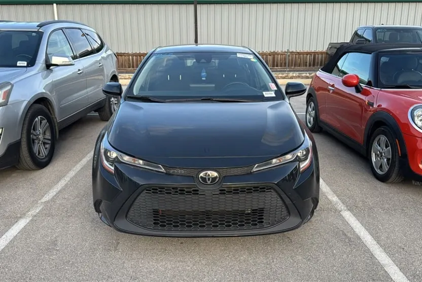 2022 Toyota Corolla LE photo 1
