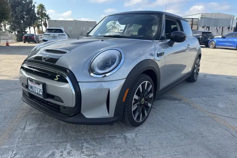 2024 Mini Cooper SE Signature photo 1
