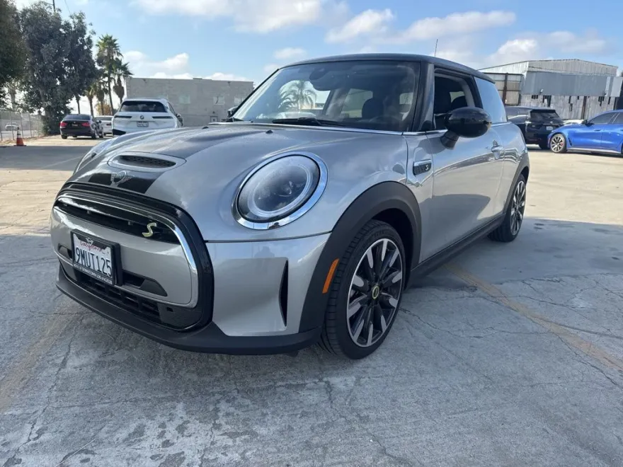 2024 Mini Cooper SE Signature photo 1