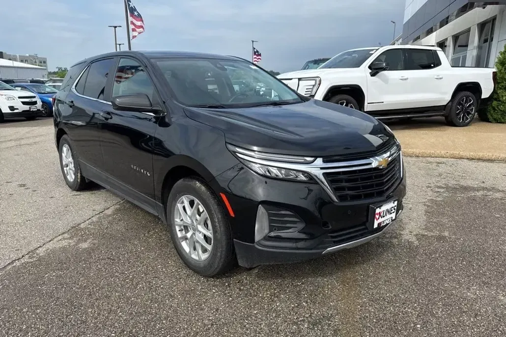 2024 Chevrolet Equinox LT photo 1