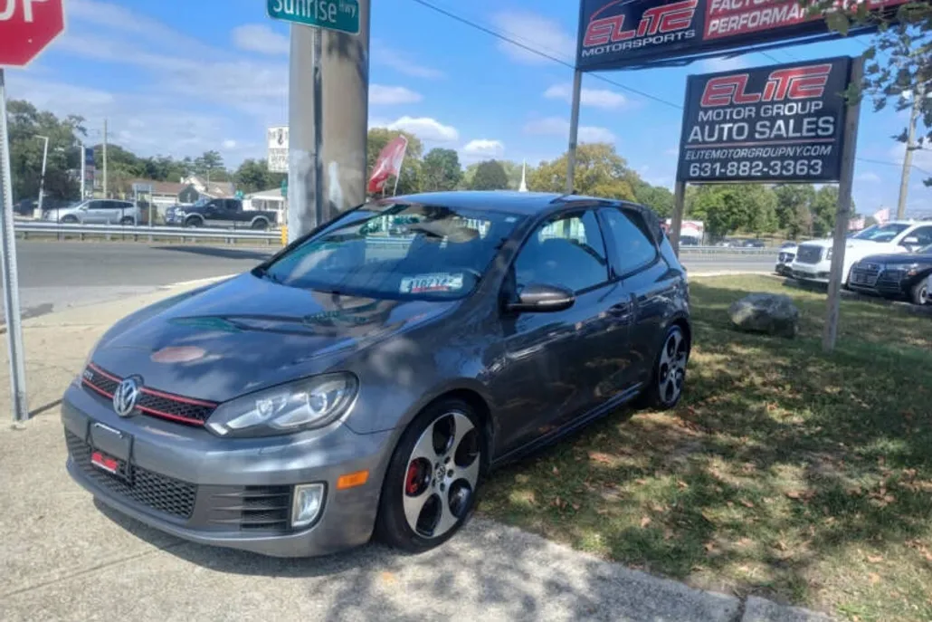 2011 Volkswagen Golf GTI Base photo 1
