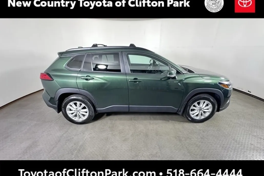 2022 Toyota Corolla Cross LE photo 1
