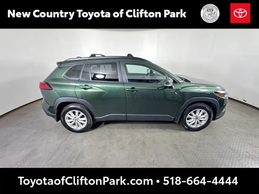 2022 Toyota Corolla Cross LE photo 1